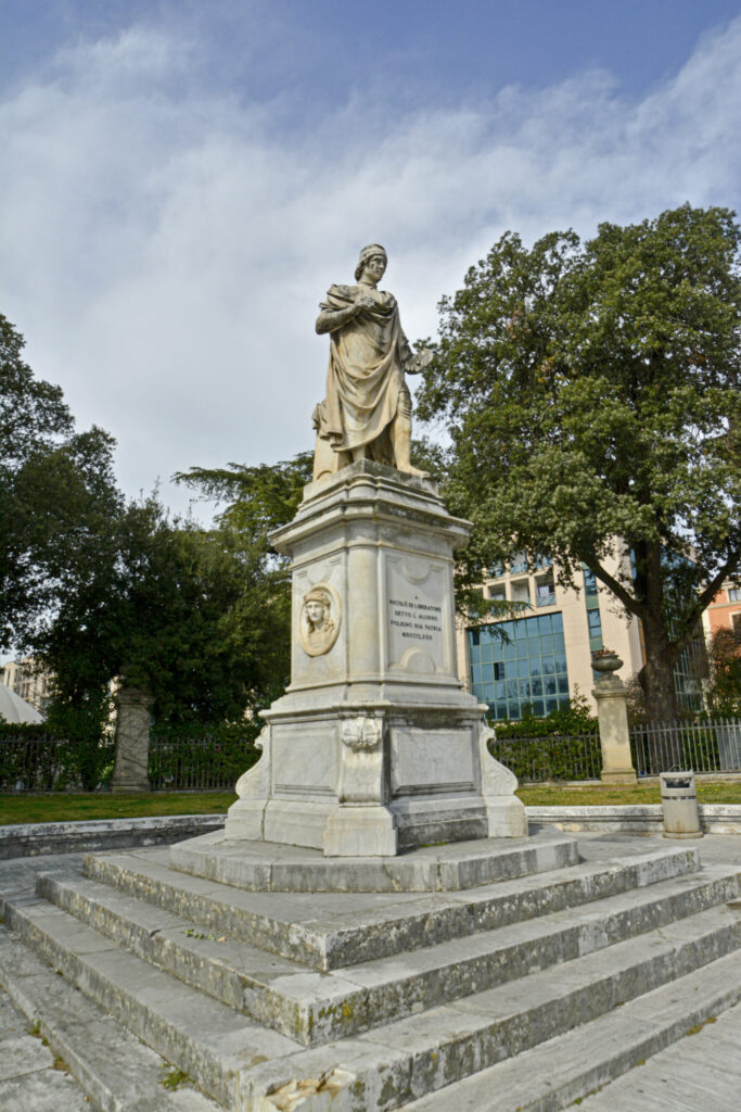 Statua Nicolò Alunno